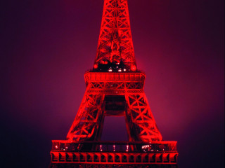 tour eiffel en rouge par alain guilhot