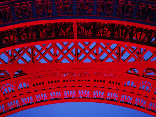 tour eiffel en rouge par alain guilhot